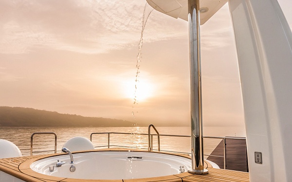 Аренда мегаяхты Ferretti Yachts - YVONNE во Франции - джакузи на палубе